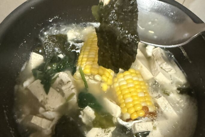 Seaweed tofu soup