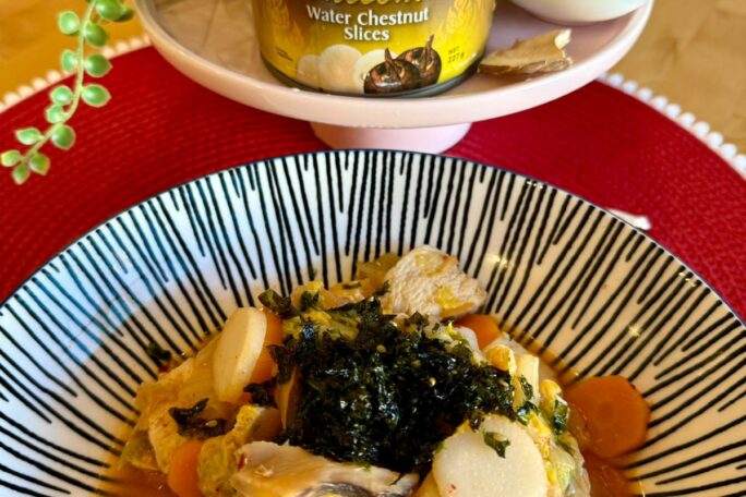 Stir-fry crunchy chestnut kimchi chicken