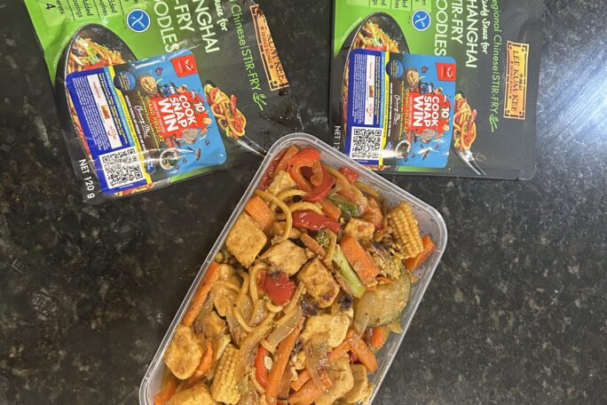 Meat-free chicken and vegetable Shanghai Noodles