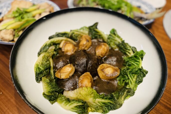 Braised Mushrooms with Abalones and lettuce