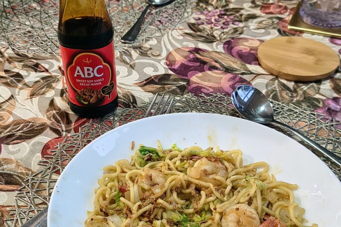Quick noodle stir fry with prawn and wombok.